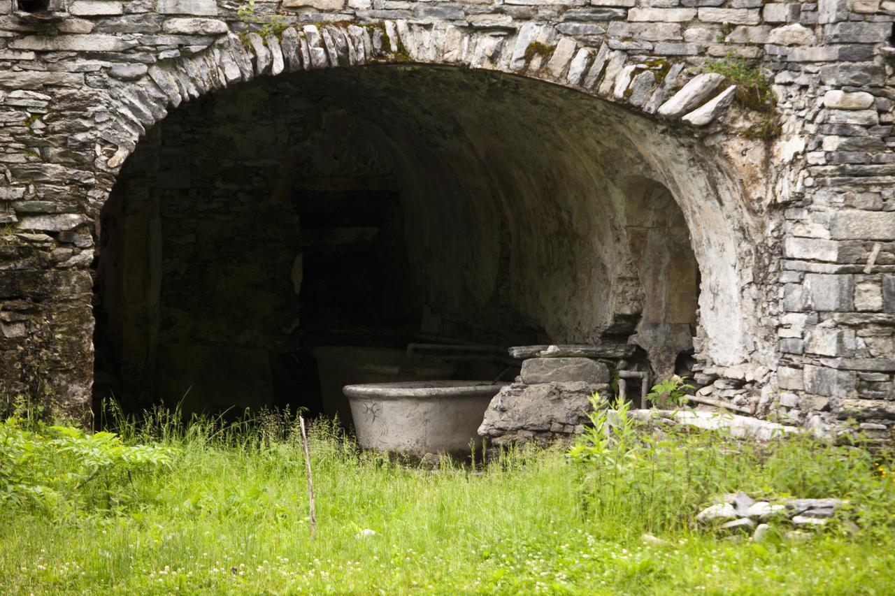 Palazzo Gamboni Swiss Historic Hotel Comologno Luaran gambar